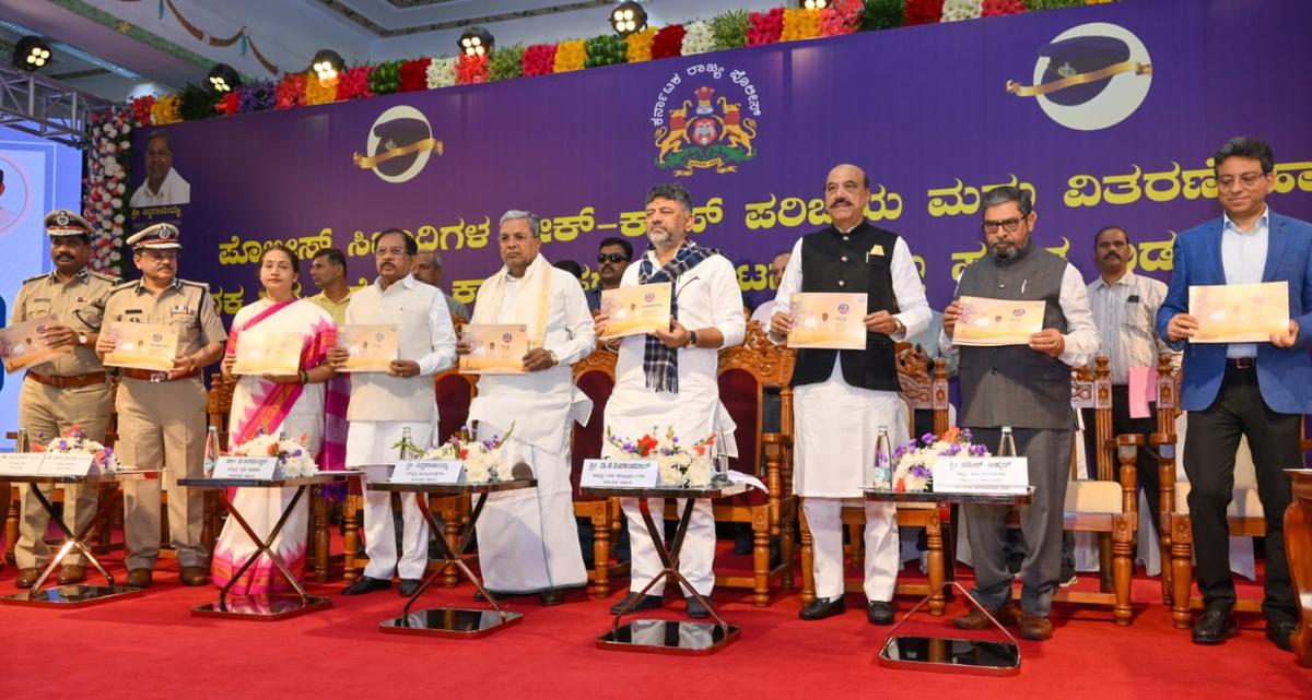 सीएम सिद्धारमैया और डीसीएम डीके शिवकुमार ने पुलिस विभाग के कार्यक्रम के दौरान एंटी-ड्रग टास्क फोर्स का उद्घाटन किया और 